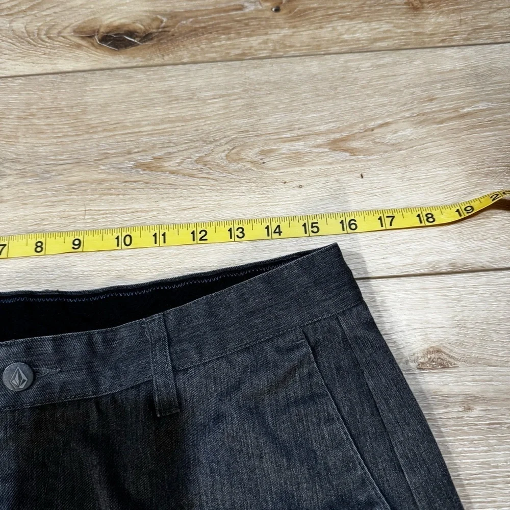 Volcom dark gray men's mid length shorts, zipper button closure, pockets, 32. - Picture 6 of 15